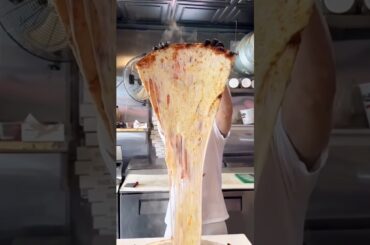 The Most Cheesest Pizza ever! @Lionfield@WasilDaoud#food #pizza #chessepizza #deepdishpizza