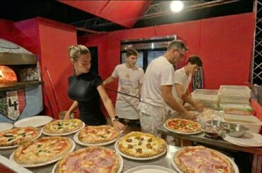 Nell'evento Pizza più Grande al Mondo! Pizza Village a Milano, Italia