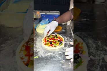 1 Pizza 400 Rupay में नोएडा का Famous 🫣😱🤣 #youtubeshorts #streetfood #trending #shorts