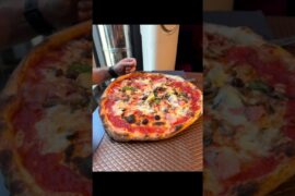 Gluten-free pizza in Naples?! I had to try it 🇮🇹🍕 Crispy crust, fresh ingredients, and yes… it