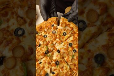 Stuff crust looks so heavenly!         #pizza #shorts