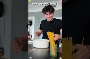 Funny Breaking Spaghetti In Front Of An Italian🤣🍜#spaghetti #italian #italianfood #breaking#foryou