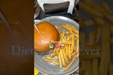 Diet or Burger? Choose 👇🍔#fyp#burger#foodie#viral#reels#italy#foryou#yummy#tasty#travel