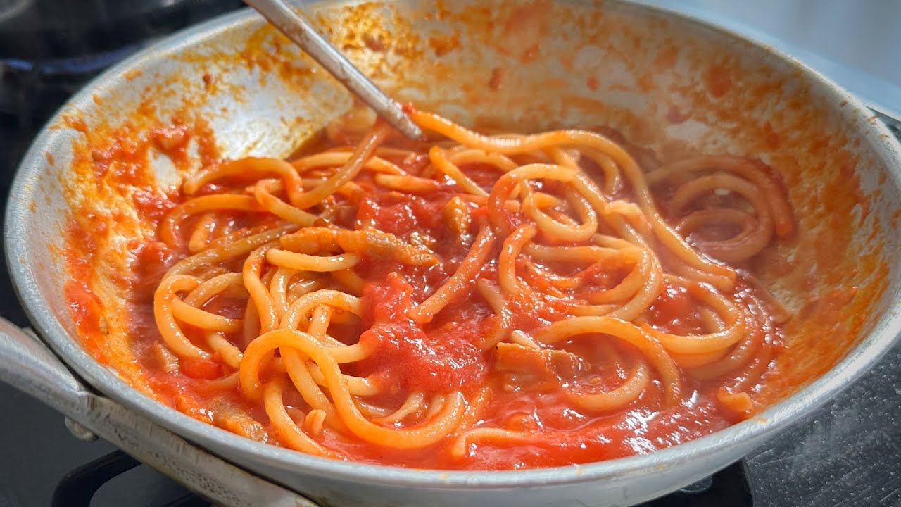 オリーブオイルは使うな!本場の【アマトリチャーナ】は玉ねぎも入れなかった。 オリーブオイルは使うな!本場の【アマトリチャーナ】は玉ねぎも入れなかった。