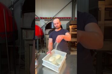 Pizza croccante? Prova questa con #pizza #ricetta #pizzaromana