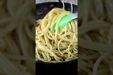 Spaghetti Carbonara - kremowy hit w kilka chwil! 🍝#shorts #viral
