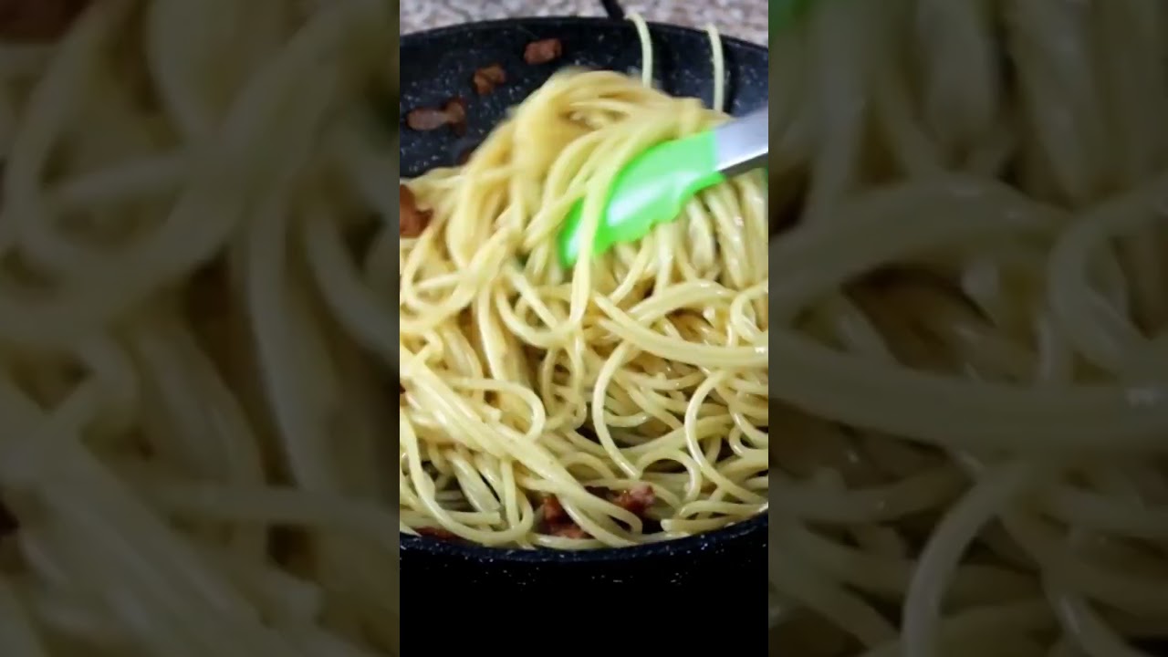 Spaghetti Carbonara – kremowy hit w kilka chwil! 🍝#shorts #viral Spaghetti Carbonara - kremowy hit w kilka chwil! 🍝#shorts #viral