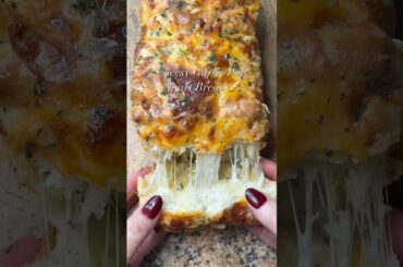 Soft, buttery, cheesy, cozy — it’s one of those recipes everyone grabs seconds of. 😍🧄🧀🧈