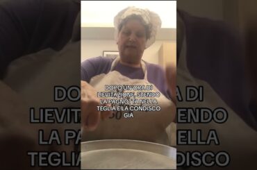 La mia pizza 🍕😋 #viral #foryoupage #perte #nonnaangela #nonna #puglia #cooking #nipote