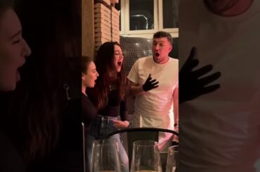 This is what happens when you play Bella Ciao in an Italian Restaurant ❤️🍕 With @FigaRo, @Syren Dia