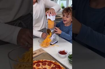Making pizza with kids is so fun 🧀 #kitchen #recipe #kitchenhacks #geedel #food #funny #cooking