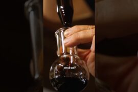 1/3 Đời Người Chỉ Để Ủ Một Chai Giấm Balsamic Vàng Đen Vùng Modena Gia Vị Cho Những Hoàng Gia