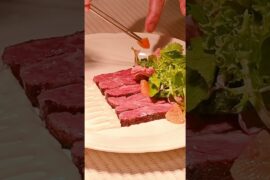 Diaframma sulla brace della griglia yakitori con maionese di ostriche, aromatiche, arance e alghe.