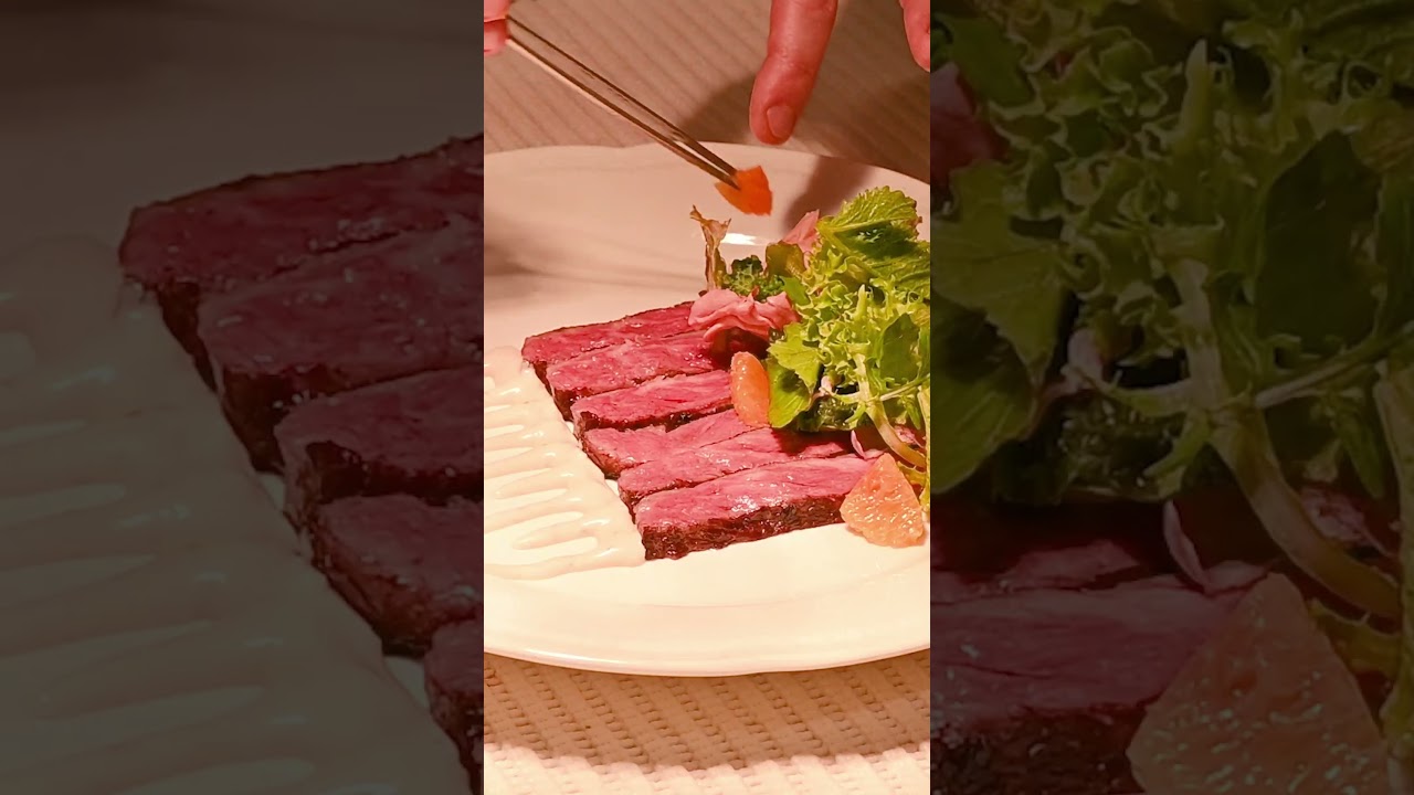 Diaframma sulla brace della griglia yakitori con maionese di ostriche, aromatiche, arance e alghe. Diaframma sulla brace della griglia yakitori con maionese di ostriche, aromatiche, arance e alghe.