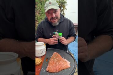 Salmón a ahumado, puré de boniato y espárragos a la brasa.