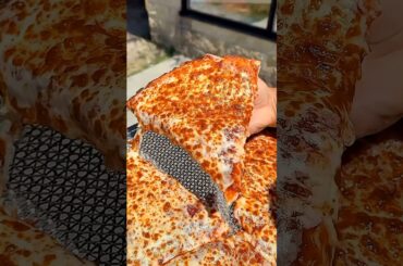 Why Italian Pizza Always Beats American Pizza 😱