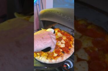 Check out the Olive Oil on this Pizza! #blackstonegriddle #oliveoil #pizza #blackstonepizzaoven