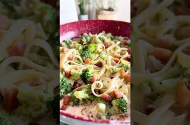 Macarrão cremoso de brócolis e bacon