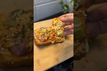 Cheesy Bread wala Pizza #food #shorts #pizza #recipe #cheese #pizzapie #cheesepockets #easyrecipe