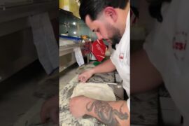 Capita 😅 #pizza #saverioconti #assaggiamo #perte #pizzalover #comedy #chef #catania #food