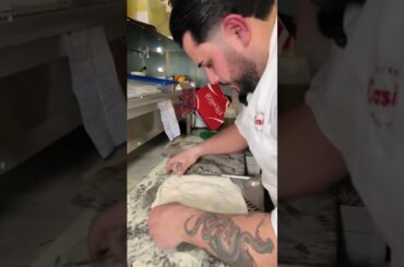 Capita 😅 #pizza #saverioconti #assaggiamo #perte #pizzalover #comedy #chef #catania #food