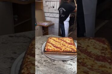 Best square Krispy pizza #food#foodnerd#biلal#streetfood#foodie#shorts