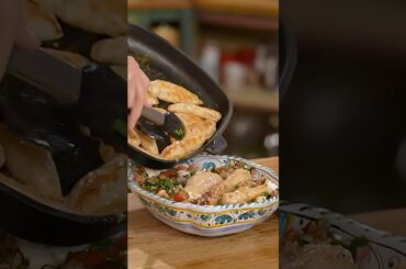 Курица гриль с салатом из киноа, феты и сладкого перца