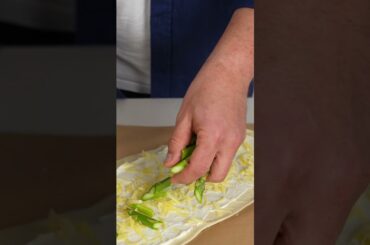 Knuspriger Spargel-Flammkuchen mit Bärlauch-Pesto