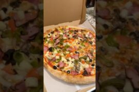 People in Vegas LOVE toppings #pizzalover #toppings #pizza #crispy #food