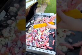 This Seafood Alfredo is ridiculously creamy and loaded🦀🦀