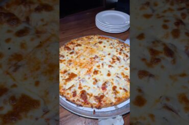 📍Williams Inn Pizza - Chicago #chicago #pizza a