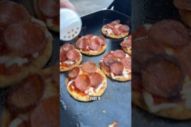 WE MADE MINI PIZZAS ON THE GRIDDLE AND THEY’RE PERFECT 🍕😤