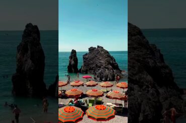 🇮🇹 15 things to do in Cinque Terre ⬇️ ⁣⁣⁣⁣⁣⁣ 🚤 Go on a sunset boat tour (we booked ours via 🍤