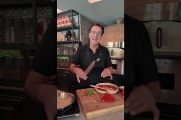 Schmackhafte und intensive Tomatensoße in nur 25 Minuten aus frischen Tomaten.