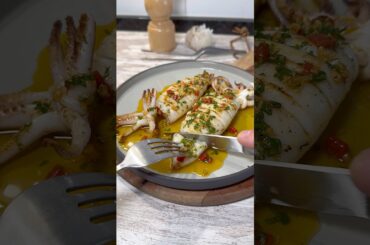 Calamares a la plancha con salsa brutal… 🦑🌿 #recetas #youtubeshorts