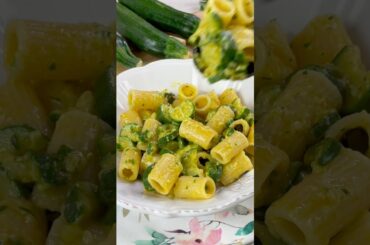 Pasta zucchine e un condimento speciale che si prepara in un attimo!