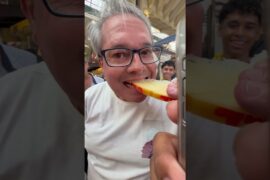 Olha o tamanho desse queijo diretamente da Itália #eugostummm nos siga pra mais vídeos