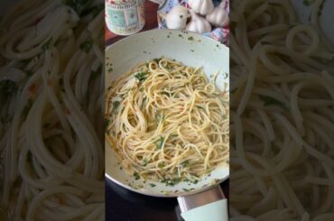 The TEN MINUTE PASTA RECIPE I make on repeat: aglio e olio. #pastarecipe #quickrecipes #foodshorts