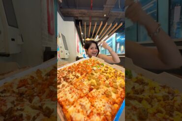 Eating Big Big Cheese Burst Pizza First Time in Kolkata #minivlog #foodasmr #dominos #foodie