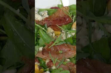 Салат с грушами, ветчиной и горгонзолой