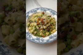 Pasta cremosa, piselli guanciale: si cuoce tutto in un’unica pentola e la cucina rimane pulita!