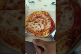 "IPL dekhne ke liye perfect snack? Ye cheesy bomb pizza! Try kiya? 🔥" #ipl #pizza #pizzalover #yt