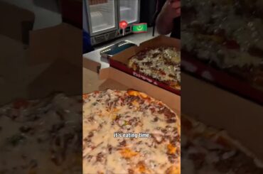 $4 pizza in Mauritania 🇲🇷 #mauritania #africa #travel #backpacking #zouerat