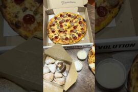 Come eat at Dough Box Pizza with me! #pizza #review #food #shorts