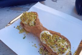 Ho mangiato un fantastico cannolo siciliano con una ricotta di pecora freschissima e granella di pistacchio
