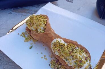 Ho mangiato un fantastico cannolo siciliano con una ricotta di pecora freschissima e granella di pistacchio