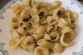 Orechiette aglio e olio (e peperoncino). Simple but so good 😋