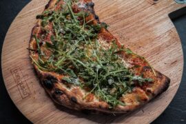 Fitnessziel heute: Pizza sicher zum Mund bewegen.