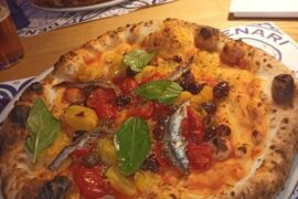 La pizza Cetarese con mozzarella,pomodorini, alici e olive nere [ incredibile esplosione di sapori]