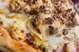 Pizza con peras 🍐 👍si o no ???👎